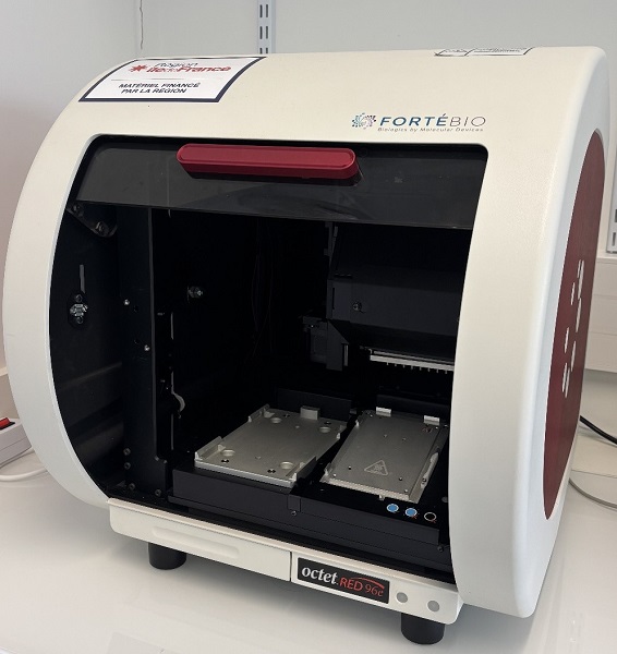 Photo of the Sartorius Octet Red96 device with the door open.