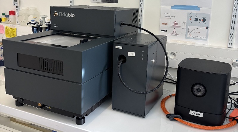 Photo of the Fida Biosystems device from Fida Technologies, with its Fluo module and UV module on the right.