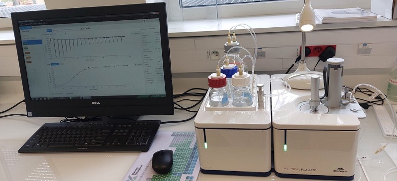 Photo of Malvern's PEAQ ITC machine on the right and its screen showing a calorimetry experiment on the left.