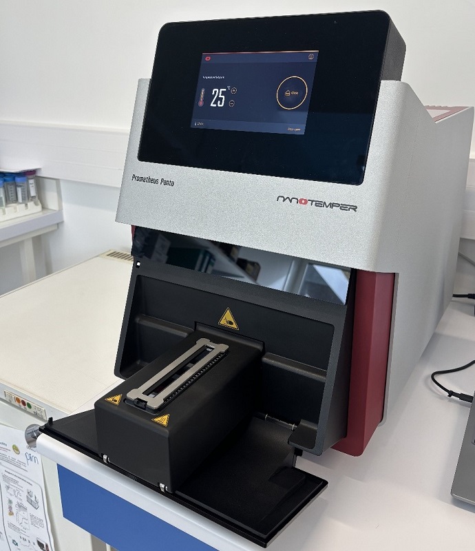 Photo of the Nanotemper Prometheus Panta device with its open capillary holder.