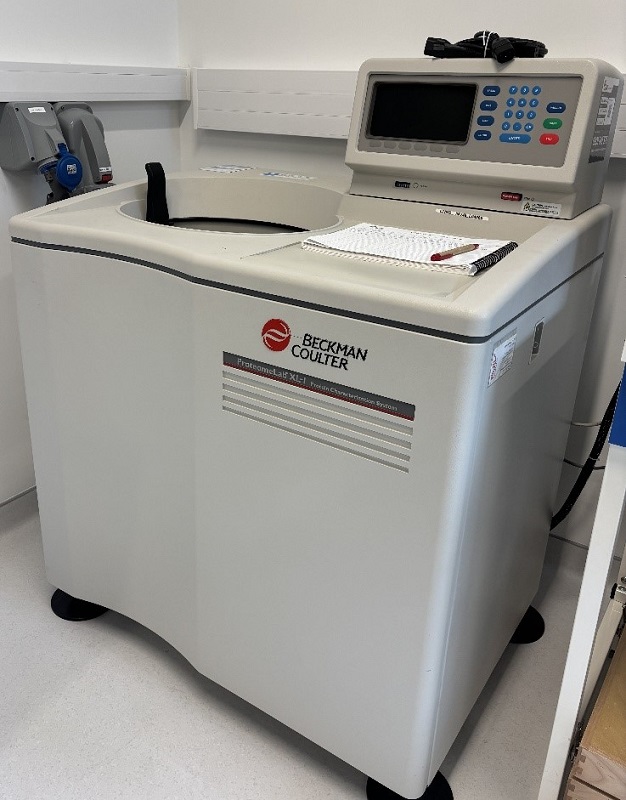 Photo of the analytical ultracentrifuge from Beckman Coulter.